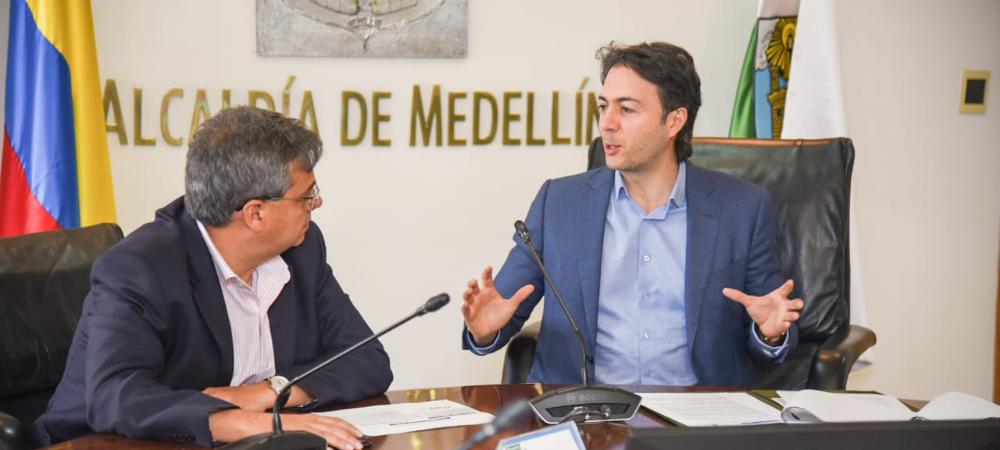 El Alcalde de Medellín firma acuerdo para aumentar la participación de jóvenes en el sector público